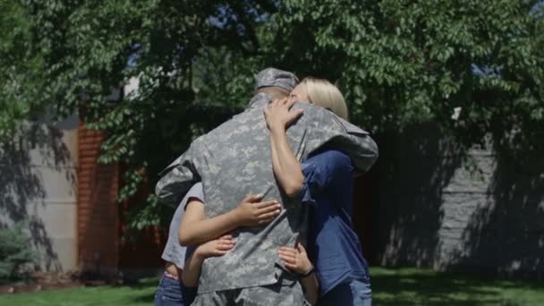 Une famille envoie un soldat à l'armée — Video