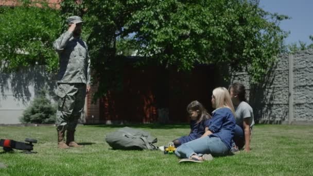 Un militaire passe du temps avec sa famille — Video