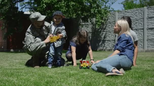 Военный проводит время с семьей — стоковое видео