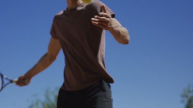 Güneş ışığında çekim adam eğitim forehand