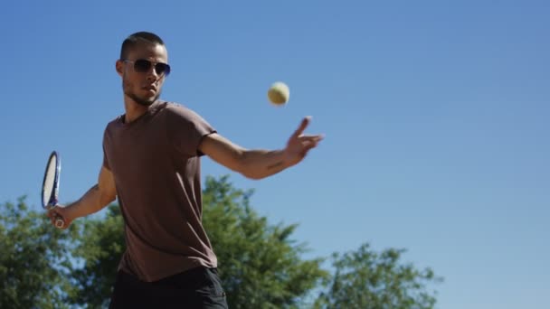 Homem treinamento forehand shot na luz do sol — Vídeo de Stock