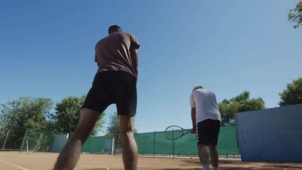 Trainer mit Mann lernt Schlägerschüsse — Stockvideo