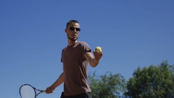 Homem treinamento forehand shot na luz do sol — Vídeo de Stock