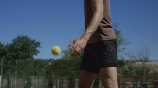 Homem treinamento forehand shot na luz do sol — Vídeo de Stock