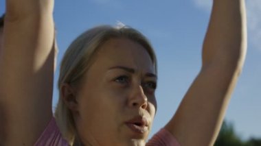 Adam eğitim kadın güneş ışığı altında