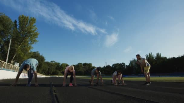 Family running sprint for time on stadium — Stock Video