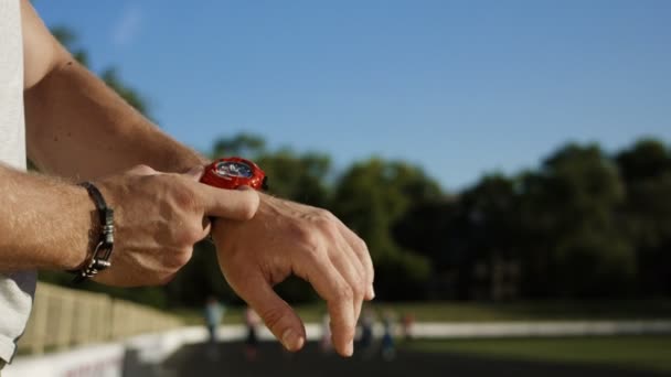Trainer setting time of run for family — Stock Footage Trainer setting time of run for family Royalty Free Stock Video