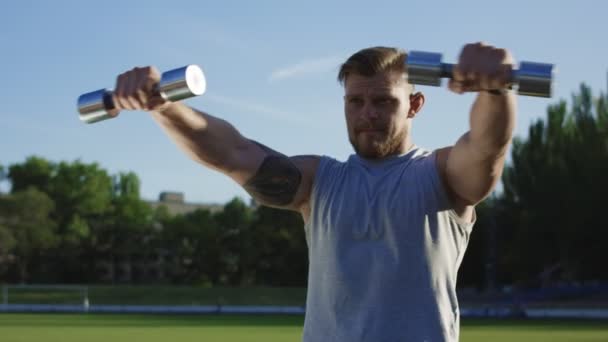 Entrenamiento de deportista brutal tatuado en el campo — Vídeos de Stock