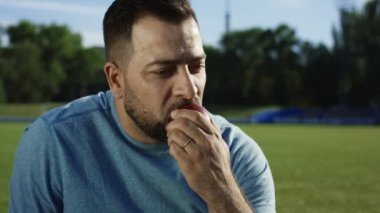 Mutlu adam atletik alanda apple ile