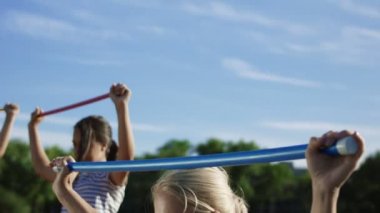 Spor zemin üzerinde egzersiz çocuğu olan kadın