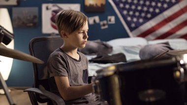 Çocuk yatak odasında davul çalma