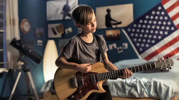 Genç yatak odasında gitar ile