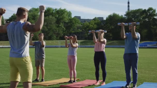 Rodinný trénink s osobním trenérem na hřišti — Stock video
