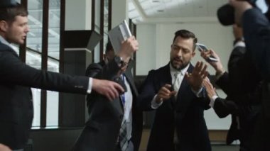 Tedbirsiz gazeteciler bırakarak devlet adamı