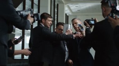 Meraklı gazetecileri kaçan politikacı