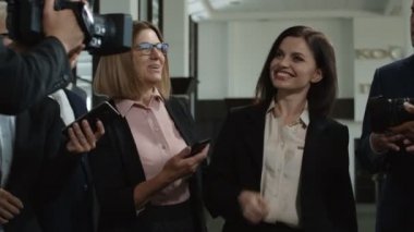 Röportaj veren heyecanlı resmi kadın