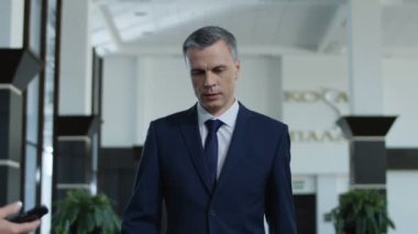 Meraklı gazetecileri kaçan politikacı