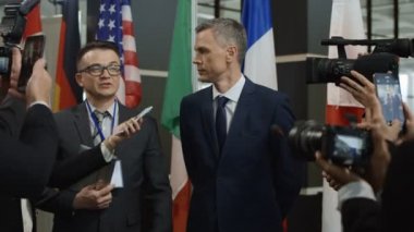 Adam Yöneticisi bırakarak röportajı