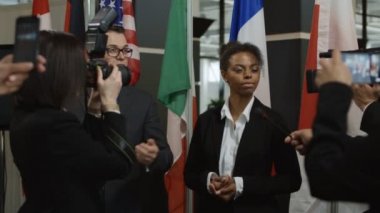 Kamera için gazeteci konuşuyor ve uluslararası zirvesinde röportaj veren resmi Afrikalı-Amerikalı kadın