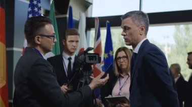 Gazeteci röportaj politikacı alarak