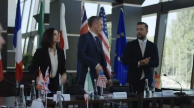 Müzakere sözleşmesinde tokalaşırken politikacılar