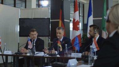 Müzakere sözleşmesinde tokalaşırken politikacılar