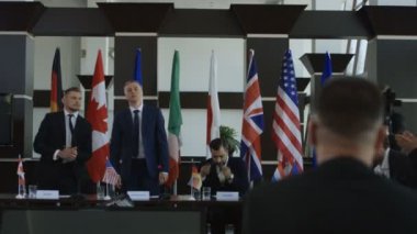 Müzakere sözleşmesinde tokalaşırken politikacılar