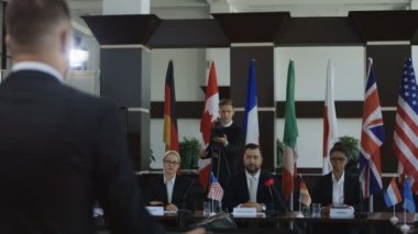 Politikacılar üye konuşma için dinleme