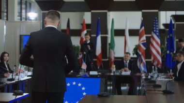 Politikacılar üye konuşma için dinleme