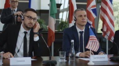 Kulaklıklar uluslararası zirve üyeleri