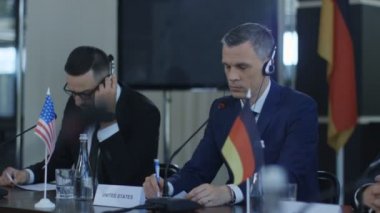 Kulaklıklar uluslararası zirve üyeleri