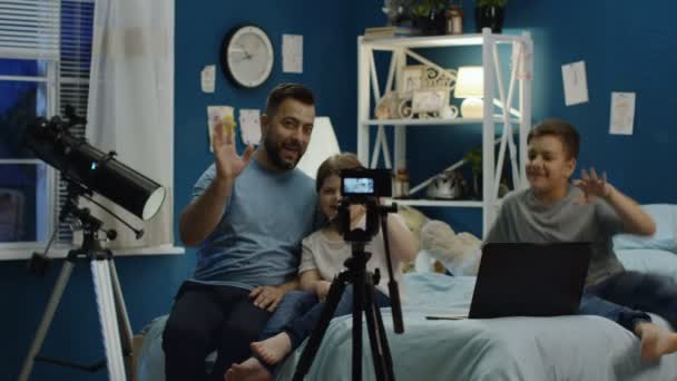 Uomo con bambini che fanno video a casa — Video Stock