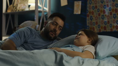 Evde yatağa Başlarken kız adam