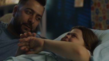 Evde yatağa Başlarken kız adam