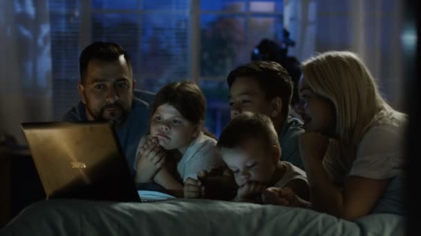 Innehåll familj titta på rolig film på laptop — Stockvideo