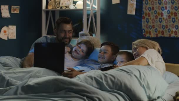 Grande família feliz assistindo laptop à noite — Vídeo de Stock