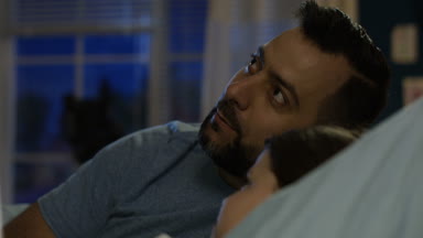 Adam hikaye anlatmaya yatakta kızla