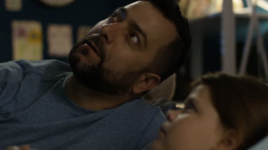 Adam hikaye anlatmaya yatakta kızla