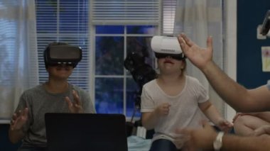 VR oyun birlikte yatağa aile