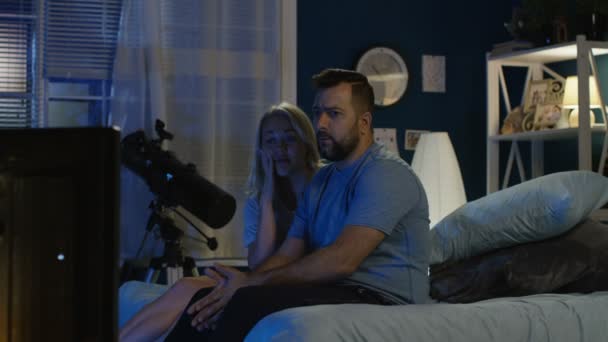 Couple regardant un film d'horreur la nuit — Video