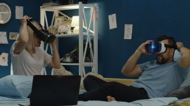 Vr 안경 침대에 재미 있는 커플 — 비디오