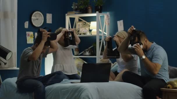 Familie in Vr bril zittend op bed — Stockvideo