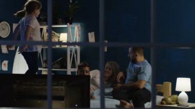 Birlikte yatağa TV izlerken rahatlatıcı aile