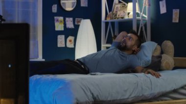 Geceleri yatakta TV izleyen adamım