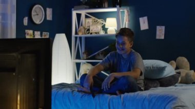 TV komik gösteriyi izledikten çocuk