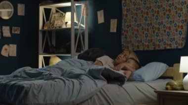 Kadın çocukla uykuya dalmadan önce söz