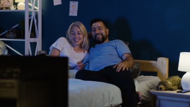 Adulto casal assistindo TV na cama — Vídeo de Stock