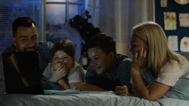 Inhoud familie kijken naar grappige film op laptop — Stockvideo