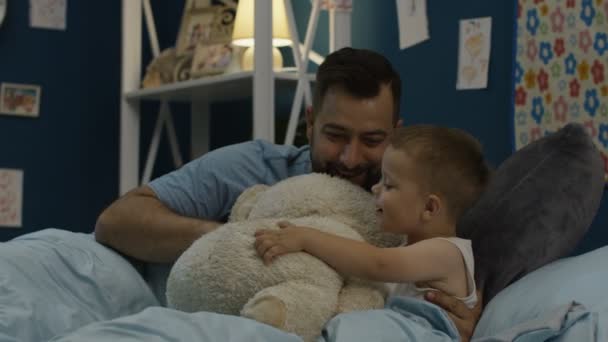 Mann mit kleinem Sohn spielt mit Spielzeug — Stockvideo