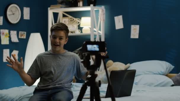Adolescente menino fazendo transmissão ao vivo em casa — Vídeo de Stock